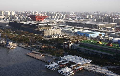這是正在建設(shè)中的上海世博會園區(qū)一角(2009年12月26日攝)。距中國2010年上海世博會開幕僅剩100多天,上海世博會園區(qū)建設(shè)進(jìn)入全面沖刺階段。目前,園區(qū)內(nèi)場館建設(shè)臨近尾聲,裝修布展全面啟動。“一軸四館”永久建筑中,主題館、世博中心已竣工,中國館、世博軸、演藝中心即將竣工,42個外國自建館中,70%已開始裝修和布展。今年3月底前,絕大部分參展方將完成布展。新華社記者 裴鑫 攝