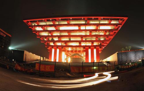 上海世博會中國國家館在進(jìn)行燈光調(diào)試(2009年12月30日攝)。新華社記者 裴鑫 攝
