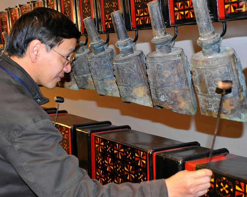 1月25日,工作人員在澳門科學(xué)館舉行的中國(guó)古代科學(xué)技術(shù)展上演示編鐘演奏。當(dāng)日,中國(guó)古代科學(xué)技術(shù)展在澳門科學(xué)館舉行,展出超過(guò)100件展品,涵蓋天文、火藥與武器、造紙、印刷等具有代表性的中國(guó)古代科技制品。本次展覽由中國(guó)科學(xué)技術(shù)館和澳門科學(xué)館聯(lián)合舉辦,這也是澳門科學(xué)館在去年12月舉行揭幕儀式后首次舉辦的大型展覽。新華社記者 張家偉 攝