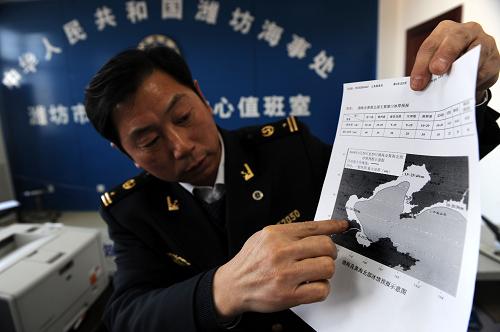 1月25日,濰坊海事處工作人員在向記者介紹渤海灣冰情變化。國家海洋局北海預(yù)報(bào)中心25日16時(shí)發(fā)布海冰警報(bào)顯示,渤海和黃海北部海冰冰情與24日相比呈“北增南減”趨勢。據(jù)國家海洋局北海預(yù)報(bào)中心利用衛(wèi)星遙感等手段監(jiān)測顯示,25日,遼東灣和黃海北部浮冰最大外緣線分別為42海里和16海里,比24日各增長2海里和4海里;渤海南部的渤海灣和萊州灣浮冰最大外緣線分別為22海里和33海里,比24日各減少6海里和7海里。 新華社記者 紫恒攝