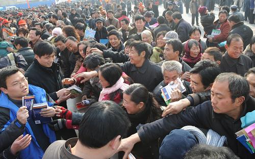 1月28日,禹州市梁北村群眾在“三下鄉(xiāng)”活動科技咨詢現(xiàn)場爭搶《農(nóng)民科普叢書》。新華社記者 趙鵬 攝