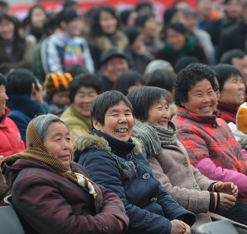 1月28日,禹州市梁北村農(nóng)民在村頭觀看演出。新華社記者 趙鵬 攝