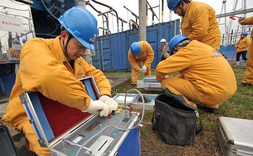 2月13日,遵義市供電局鴨溪500千伏變電站的技術(shù)人員正在進(jìn)行啟動(dòng)融冰裝置前的設(shè)備測(cè)試。新華社記者 楊楹 攝