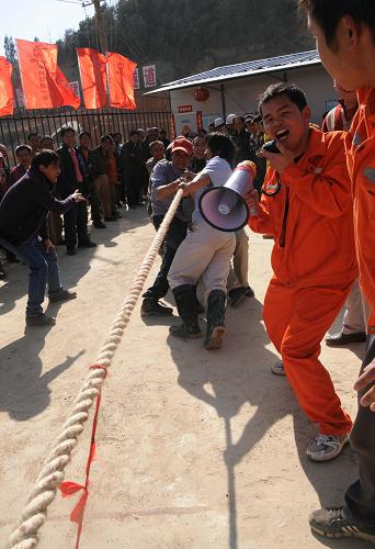 2月13日,工人們?cè)谶M(jìn)行拔河比賽。當(dāng)日,300多名農(nóng)民工在昆明崗頭山隧道進(jìn)口工地上舉行乒乓球、拔河比賽和猜謎、套圈游戲,在歡聲笑語(yǔ)中迎接春節(jié)。崗頭山隧道工程屬于昆明市西北三環(huán)閉合工程的一部分,由中鐵隧道集團(tuán)一處有限公司承建,目前有1400多名來(lái)自河南、四川、重慶和云南臨滄、昭通的建設(shè)者,由于工期緊、任務(wù)重,大部分工人都將在工地上過(guò)春節(jié)。新華社記者 吉哲鵬 攝