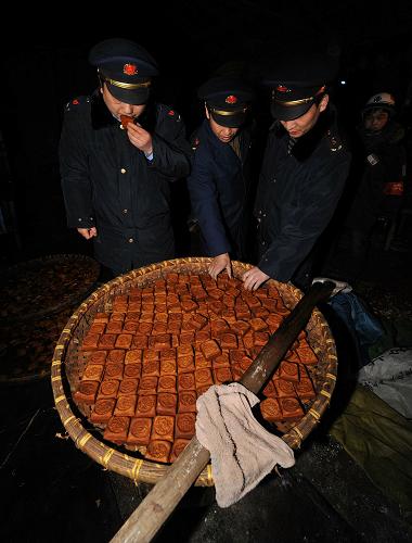 3月4日深夜,長沙市工商局岳麓分局的執(zhí)法人員在查處一無證經(jīng)營豆制品作坊。近日,長沙市工商局岳麓分局工商人員聯(lián)合公安等相關職能部門在轄區(qū)內(nèi)開展食品安全專項整治行動,嚴厲打擊無證經(jīng)營的地下黑作坊。自2010年以來,為保障食品安全,長沙市工商局岳麓分局加強了對食品經(jīng)營戶的檢查,并搗毀9個制售假冒偽劣食品窩點。新華社記者 龍弘濤 攝
