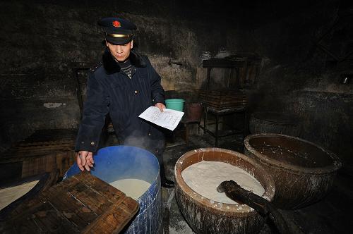 3月4日深夜,長沙市工商局岳麓分局的執(zhí)法人員在查處一無證經(jīng)營豆制品作坊。新華社記者 龍弘濤 攝