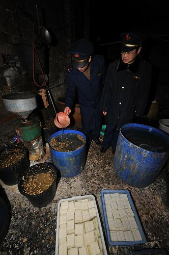 3月4日深夜,長沙市工商局岳麓分局的執(zhí)法人員在查處一無證經(jīng)營豆制品作坊。新華社記者 龍弘濤 攝