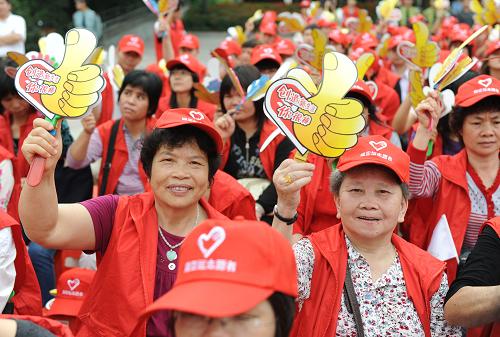 3月5日,志愿者在廣州雕塑公園參加志愿者服務(wù)日啟動儀式。新華社記者 盧漢欣 攝