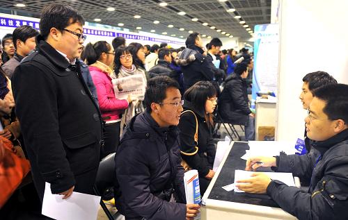 3月6日,求職者在與招聘人員交流。新華社記者 陳琪 攝