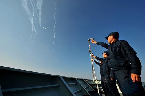 3月20日,在亞丁灣海域,中國(guó)海軍第四批護(hù)航編隊(duì)“馬鞍山”艦官兵發(fā)射信號(hào)彈。當(dāng)?shù)貢r(shí)間20下午15時(shí)30分(北京時(shí)間20時(shí)30分),中國(guó)海軍第四批護(hù)航編隊(duì)在完成第179批15艘中外船舶的聯(lián)合護(hù)航任務(wù)后,與第五批護(hù)航編隊(duì)舉行了分航儀式,駛離亞丁灣海域。第四批護(hù)航編隊(duì)自去年11月12日抵達(dá)亞丁灣以來(lái),累計(jì)航程近4萬(wàn)海里,安全護(hù)送46批600多艘中外船舶。新華社記者 楊志剛 攝