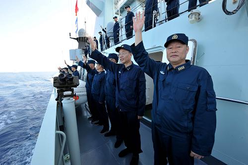 3月20日,在亞丁灣海域,中國(guó)海軍第四批護(hù)航編隊(duì)“馬鞍山”艦官兵向第五批護(hù)航編隊(duì)告別。新華社記者 楊志剛 攝