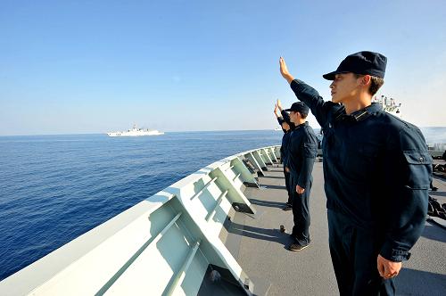 3月20日,在亞丁灣海域,中國(guó)海軍第四批護(hù)航編隊(duì)“馬鞍山”艦官兵向第五批護(hù)航編隊(duì)告別。新華社記者 楊志剛 攝