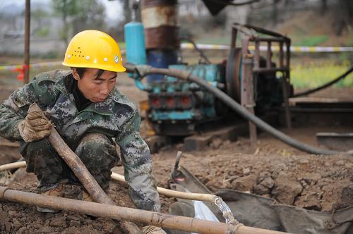 3月25日,貴州省六盤水市鐘山區(qū)老鷹山鎮(zhèn)石河村的一處抗旱應急供水工程正在施工中,打井隊員劉勇正堅守在自己的崗位上,認真查看設備運轉(zhuǎn)情況。貴州發(fā)生旱情以后,貴州水利系統(tǒng)先后組織萬余名干部職工,應急打井372口,興建應急提水、引水、調(diào)水工程2870處,新辟應急水源965處,解決190萬人、70萬頭大牲畜飲水;地礦部門也在嚴重干旱區(qū)實施打井工程,緊急布鉆孔161個,目前已出水的7個鉆孔日涌水量6000多噸,為4萬多群眾提供了水源。新華社記者 劉續(xù) 攝