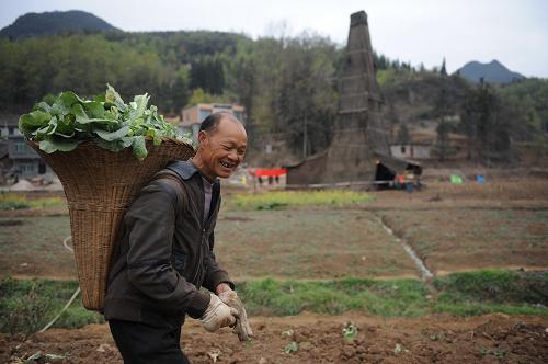 3月25日,貴州省六盤水市鐘山區(qū)老鷹山鎮(zhèn)石河村的一位村民走過正在施工的抗旱應急供水工程的鉆井棚。新華社記者 劉續(xù) 攝
