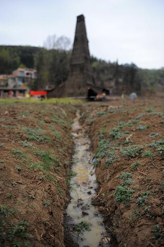 3月25日,貴州省六盤水市鐘山區(qū)老鷹山鎮(zhèn)石河村,一處抗旱應急供水工程正在施工中。從鉆井棚內(nèi)流出的水已形成一條小水溝。新華社記者 劉續(xù) 攝
