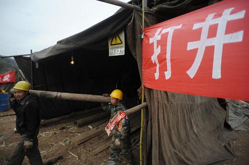 3月25日,貴州省六盤水市鐘山區(qū)老鷹山鎮(zhèn)石河村的一處抗旱應急供水工程正在施工中,打井隊員正將鉆井用的鋼管抬出鉆井棚。新華社記者 劉續(xù) 攝