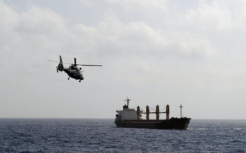 4月11日,在亞丁灣海域,中國(guó)海軍第五批護(hù)航編隊(duì)的特戰(zhàn)隊(duì)員乘直升機(jī)前往被護(hù)商船。當(dāng)日上午,海軍第五批護(hù)航編隊(duì)派出4組海軍特戰(zhàn)隊(duì)員,從“廣州”艦分別乘直升機(jī)和小艇前往“永歡”、“孔雀松”、“龍發(fā)”和“華強(qiáng)”4艘中國(guó)商船,開(kāi)始執(zhí)行為期3天的隨船護(hù)衛(wèi)任務(wù)。新華社記者 劉春暉 攝