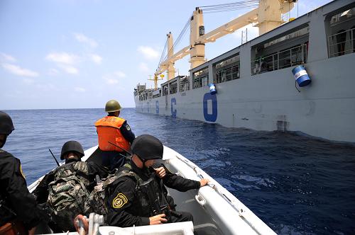 4月11日,在亞丁灣海域,中國(guó)海軍第五批護(hù)航編隊(duì)的特戰(zhàn)隊(duì)員乘小艇前往被護(hù)商船。當(dāng)日上午,海軍第五批護(hù)航編隊(duì)派出4組海軍特戰(zhàn)隊(duì)員,從“廣州”艦分別乘直升機(jī)和小艇前往“永歡”、“孔雀松”、“龍發(fā)”和“華強(qiáng)”4艘中國(guó)商船,開(kāi)始執(zhí)行為期3天的隨船護(hù)衛(wèi)任務(wù)。新華社記者 劉春暉 攝