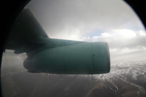 4月14日,四川救援隊(duì)乘坐的運(yùn)輸機(jī)飛越雪山,挺進(jìn)玉樹地震災(zāi)區(qū)。 新華社發(fā)(劉應(yīng)華 攝)