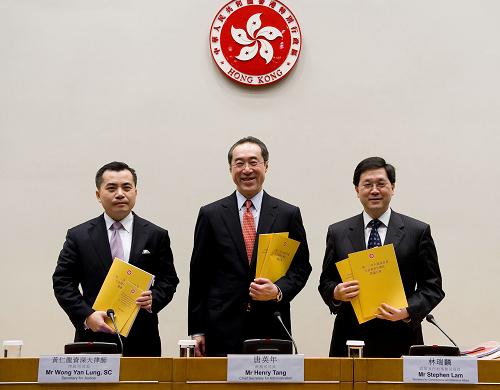 4月14日,香港特區(qū)政府政務(wù)司司長唐英年(中)、律政司司長黃仁龍(左)和政制及內(nèi)地事務(wù)局局長林瑞麟出席新聞發(fā)布會。當(dāng)日,香港特區(qū)政府正式公布《2012年行政長官及立法會產(chǎn)生辦法建議方案》。香港特區(qū)政府政務(wù)司司長唐英年于建議方案公布之前在特區(qū)立法會對方案進(jìn)行了說明。新華社記者 陳鐸 攝