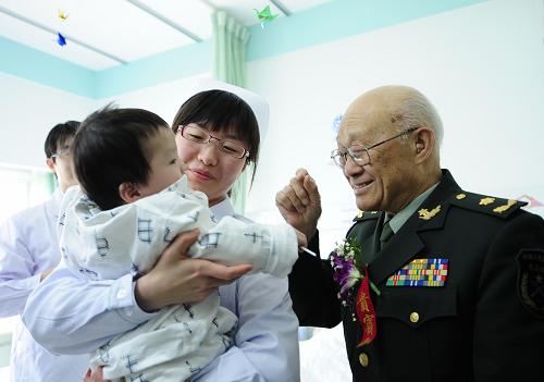 4月16日,90歲高齡的中國(guó)工程院院士、創(chuàng)傷、燒傷外科專家盛志勇(右)在309醫(yī)院看望唇腭裂患兒。當(dāng)日,解放軍309醫(yī)院新建的整形美容燒傷修復(fù)中心成立,同時(shí)該院也成為民政部中國(guó)社會(huì)工作協(xié)會(huì)的合作醫(yī)院。今后,中國(guó)社會(huì)工作協(xié)會(huì)將與解放軍309醫(yī)院開展合作,利用醫(yī)院豐富的醫(yī)療資源和經(jīng)驗(yàn)為救治先天性唇腭裂等體表畸形的貧困家庭患兒搭建一個(gè)有效的救治平臺(tái)。新華社記者 楊光 攝