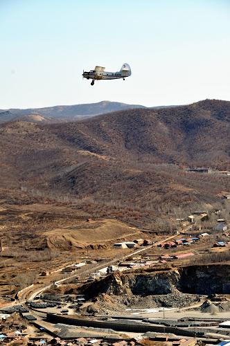 4月16日,呼倫貝爾市扎蘭屯航空護林站出動飛機進行森林防火空中巡航。新華社發(fā)(王澤蔚 攝)