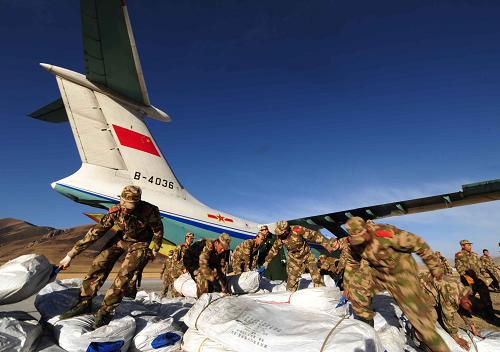 4月17日,在青海玉樹機場,空軍官兵從運輸機上卸下抗震救災(zāi)物資。當(dāng)日,廣州空軍某部緊急出動飛機8架次,趕在惡劣天氣來臨前,將1080頂帳篷、救災(zāi)器材、野戰(zhàn)食品等約160噸抗震救災(zāi)物資從四川成都搶運到青海玉樹地震災(zāi)區(qū)。據(jù)玉樹氣象臺預(yù)報,災(zāi)區(qū)17日下午到夜間有陣雨,19日白天至夜間有小到中雪,氣溫將降到零攝氏度以下。新華社發(fā)(沈玲 攝)