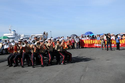 4月17日,在菲律賓馬尼拉南港,菲律賓海軍陸戰(zhàn)隊(duì)軍樂(lè)隊(duì)在為中國(guó)人民解放軍海軍525護(hù)航編隊(duì)舉行的歡送儀式上進(jìn)行分列式演奏。新華社記者 譚衛(wèi)兵 攝