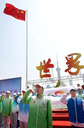 4月17日,志愿者在上崗儀式上宣誓。當(dāng)日,中國(guó)2010年上海世博會(huì)志愿者上崗宣誓儀式在上海外灘舉行。本屆世博會(huì)期間,將有7萬(wàn)名園區(qū)志愿者、13萬(wàn)名城市志愿服務(wù)站點(diǎn)志愿者和近200萬(wàn)名城市文明志愿者,他們將在園區(qū)內(nèi)外、城市的每一個(gè)角落,以燦爛的微笑和優(yōu)質(zhì)的服務(wù),迎接八方來(lái)客,展示城市形象。新華社記者 凡軍 攝