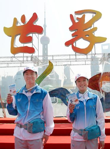 4月17日,兩位志愿者在上崗儀式上展示志愿者證件。新華社記者 凡軍 攝