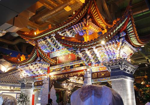 4月17日,云南館在試燈。當(dāng)日,為迎接即將到來(lái)的試運(yùn)營(yíng),上海世博會(huì)中國(guó)各省區(qū)市館試燈。燈光中的省區(qū)市館流光溢彩,體現(xiàn)出獨(dú)特的地域文化特征和民俗風(fēng)情。新華社記者 裴鑫 攝