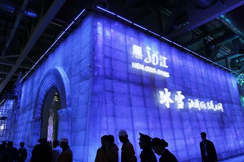 4月17日,黑龍江館在展示外墻的燈光特效。新華社記者 裴鑫 攝