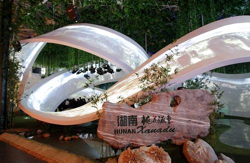 4月17日,湖南館在進(jìn)行燈光調(diào)試。新華社記者 裴鑫 攝