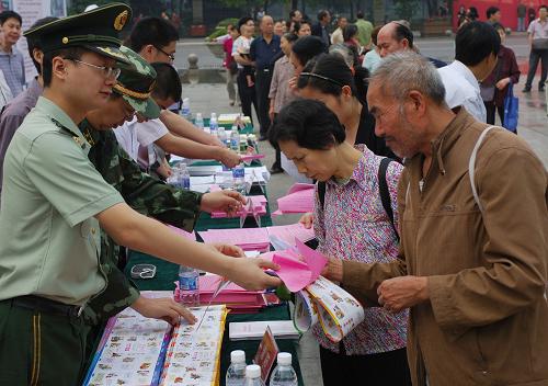 6月13日,宣傳員向市民發(fā)放安全宣傳單。當日,重慶市第九個“安全生產月”宣傳活動在大渡口區(qū)廣場舉行。這次活動的主題是“安全發(fā)展,預防為主”?,F(xiàn)場舉行了?;窇本仍F(xiàn)場演練,安全成果展示和安全知識咨詢等。新華社記者 陳誠 攝
