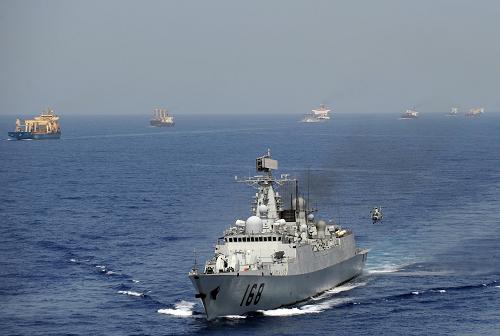 6月16日,中國海軍“廣州”艦護(hù)送中外商船航行在亞丁灣索馬里海域。新華社記者 劉春暉 攝
