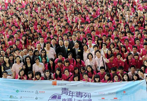 6月29日,紅磡體育館前舉行的出發(fā)儀式上主禮嘉賓與青年合影。當日上午,600余名香港青年從香港紅磡火車站出發(fā),開始為期6天的上海世博之旅。這是由香港青年協(xié)會主辦、上海青年聯(lián)合會等協(xié)辦的“青年專列直通上海世博”活動。100余名青年義工和500名來自全港270所中學的高中學生將體驗上海世博,了解國家和上海的最新發(fā)展成就。新華社記者 宋振平 攝