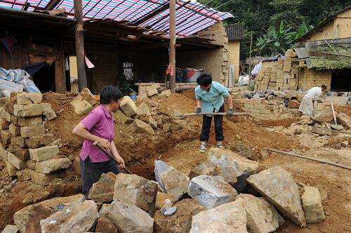 7月4日,廣西羅城縣兼愛鄉(xiāng)兼愛村坡園屯的村民清理倒塌的房屋。6月份以來的持續(xù)暴雨導(dǎo)致廣西羅城仫佬族自治縣11個(gè)鄉(xiāng)鎮(zhèn)1000多座民房被洪水沖毀,當(dāng)?shù)卣捎?#8220;政府投一點(diǎn)、農(nóng)民籌一點(diǎn)、社會(huì)力量幫一點(diǎn)”的辦法,加快推進(jìn)災(zāi)后危房改造重建。目前,全縣已累計(jì)完成危房改造重建380座。新華社發(fā)(吳耀榮 攝)