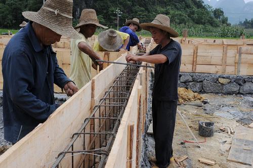 7月4日,廣西羅城縣懷群鎮(zhèn)泗岸村村民搭建模板,準(zhǔn)備建新房。新華社發(fā)(吳耀榮 攝)