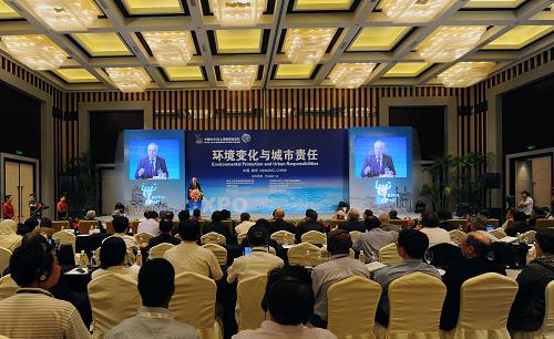 這是7月4日拍攝的上海世博會(huì)“環(huán)境變化與城市責(zé)任” 主題論壇會(huì)場(chǎng)。當(dāng)日,上海世博會(huì)第四場(chǎng)主題論壇“環(huán)境變化與城市責(zé)任”在南京閉幕。來(lái)自10多個(gè)國(guó)家的600余名中外嘉賓在論壇上深入探討了城市中的政府、企業(yè)和公民三大主體如何通過(guò)分工合作共同應(yīng)對(duì)環(huán)境變化的挑戰(zhàn),以及低碳發(fā)展與氣候變化應(yīng)對(duì)、產(chǎn)業(yè)發(fā)展與綠色創(chuàng)新、清潔能源發(fā)展、可持續(xù)建筑、可持續(xù)的生產(chǎn)和生活方式等話題。新華社記者 陳琪 攝