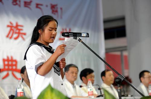 7月4日,玉樹縣第一民族中學復課的開學典禮上,學生代表索南求吉在發(fā)言中表示:感謝社會的幫助,并將在新環(huán)境中努力學習。新華社記者 范敏達 攝