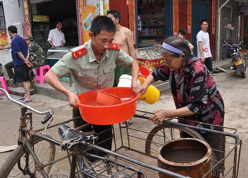 7月8日,消防戰(zhàn)士幫助市民運(yùn)水。新華社發(fā)