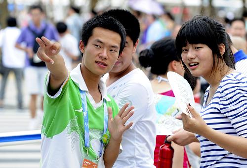 7月10日,志愿者何潤正在為游客指路。新華社記者 任軍川 攝