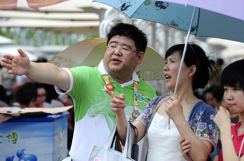 7月10日,志愿者王翔正在為游客指路。新華社記者 任軍川 攝