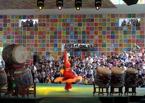 7月10日,游客在韓國館內(nèi)觀看表演。新華社記者 燕雁 攝