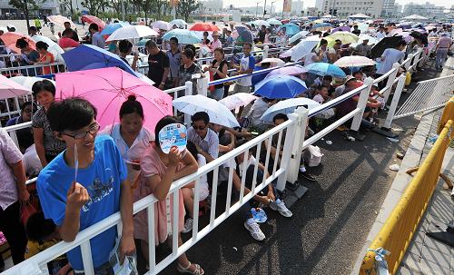 8月14日,在上海世博園五號門外,游客排隊等待開園。據(jù)上海世博會官網(wǎng)統(tǒng)計,截至當(dāng)日13時30分,世博園累計參觀人數(shù)已達(dá)4009.99萬。新華社記者 丁海濤 攝