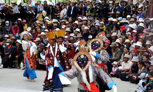 8月14日,拉薩市民在宗角祿康公園觀看藏戲演出。2010年中國拉薩雪頓節(jié)組委會組織拉薩農(nóng)牧區(qū)民間藏戲演出隊,在拉薩羅布林卡和宗角祿康公園為當(dāng)?shù)厝罕姾蛧鴥?nèi)外游客演出經(jīng)典藏戲。觀看藏戲演出成為節(jié)日中的拉薩市民必選的休閑方式。新華社記者 格桑達瓦 攝