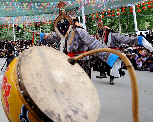 8月14日,拉薩市堆龍德慶縣馬鄉(xiāng)民間藏戲演出隊在宗角祿康公園進行藏戲演出。新華社記者格桑達瓦攝