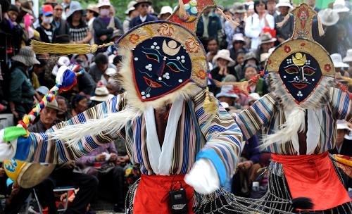 8月14日,拉薩市堆龍德慶縣馬鄉(xiāng)民間藏戲演出隊在宗角祿康公園進行藏戲演出。新華社記者 格桑達瓦 攝
