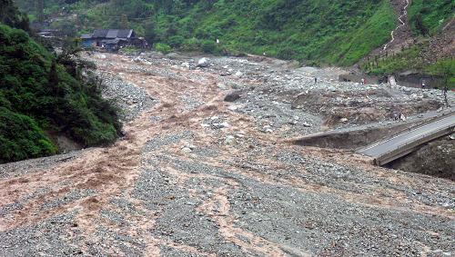 汶川縣泥石流現(xiàn)場(8月14日攝)。新華社發(fā)(汶新攝)