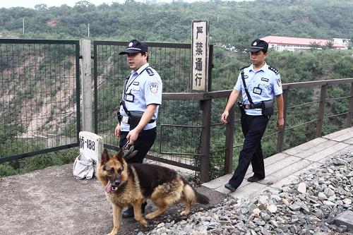 8月19日,大同鐵路公安處干警在大秦線巡邏。大(同)秦(皇島)鐵路正線全長約650公里,是運(yùn)營密集的重載鐵路煤炭運(yùn)輸大通道。大同鐵路公安處以創(chuàng)建模范鐵路公安單位為契機(jī),增添警力和先進(jìn)設(shè)備,深入開展“大秦平安、示范、放心線”活動(dòng),杜絕破壞鐵路設(shè)施案件以及偷盜運(yùn)輸煤炭等慣性治安問題。新華社記者 張燕輝 攝